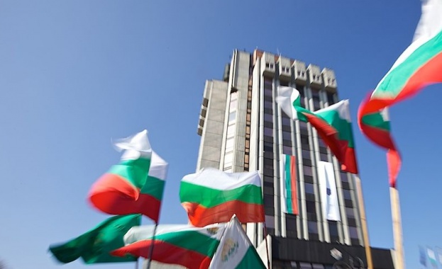 Недоволни варненци събраха пари за протестиращите в София студенти