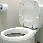 Коронавирусът ни дебне и от тоалетната чиния 