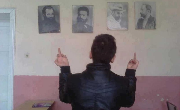 Напушен ученик показва среден пръст на Ботев и Каравелов