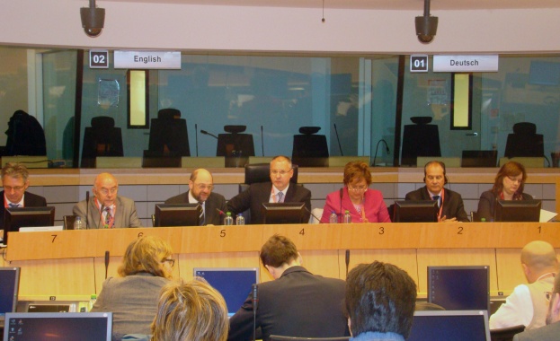 Станишев изрази подкрепата си за Шулц 