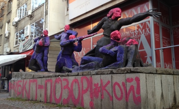 Генов и компания разкрасиха паметника на антифашистите 