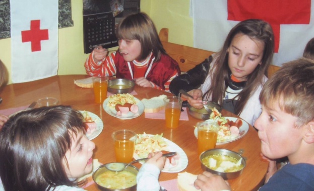 БЧК осигурява топъл обяд за 1 320 деца 