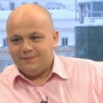 Сашо Симов в изборния ден: Наредих се на опашка голяма колкото егото на премиера