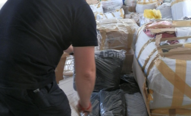 34 573 текстилни изделия спортни обувки и чехли чанти и