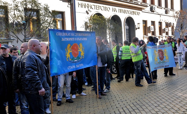 Надзирателите дадоха пет дни отсрочка за размисъл 