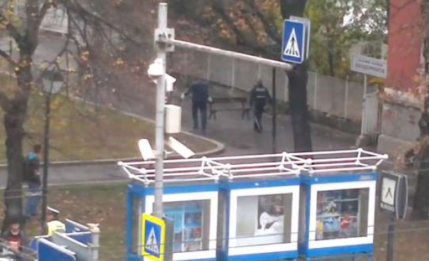 Полицаи разфасоват пейки до парламента