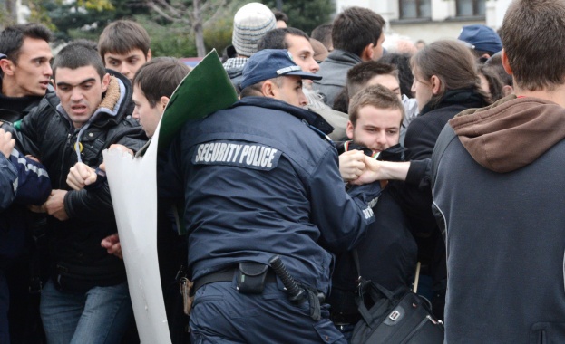 Граждани излизат на протест срещу полицейското насилие