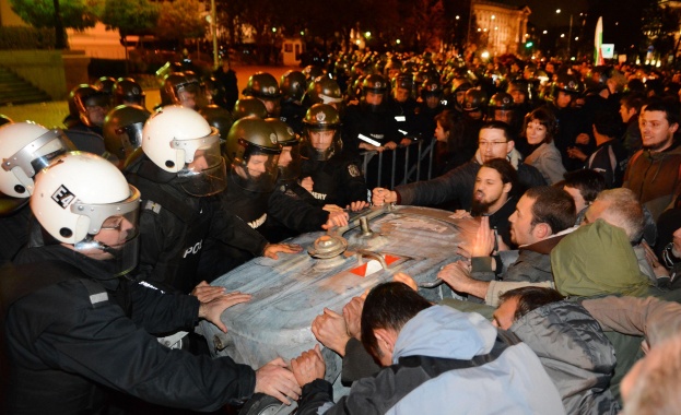 Бунтът не е срещу “безцветната” олигархия, а срещу червената мафия