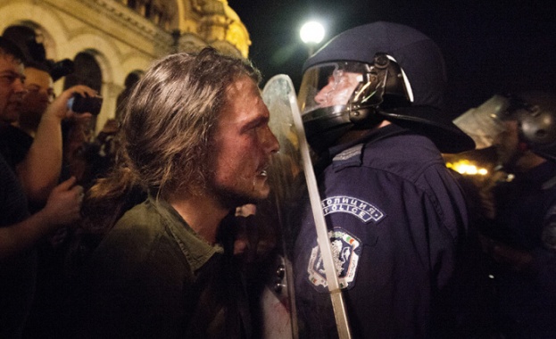 Адвокат: Властта няма да се предаде без бой