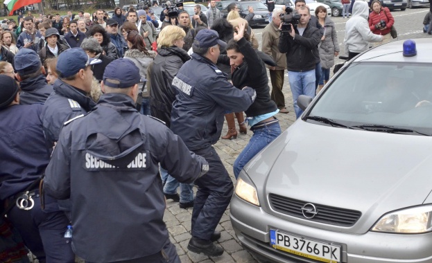 Мейл инструктира червени депутати какво да говорят за сблъсъците пред НС