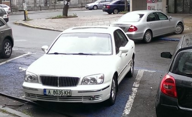 Шефът на РЗИ-Бургас паркира върху място за инвалиди 