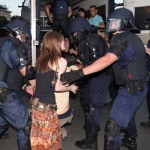 Полицаи бият, полицаи пазят