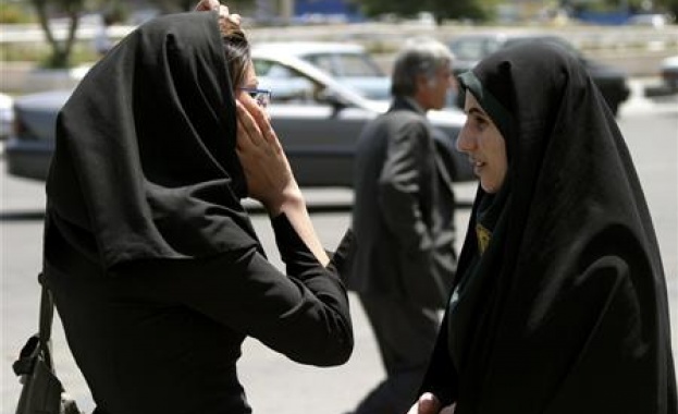 Иранската полиция няма да арестува неприлично облечените жени 