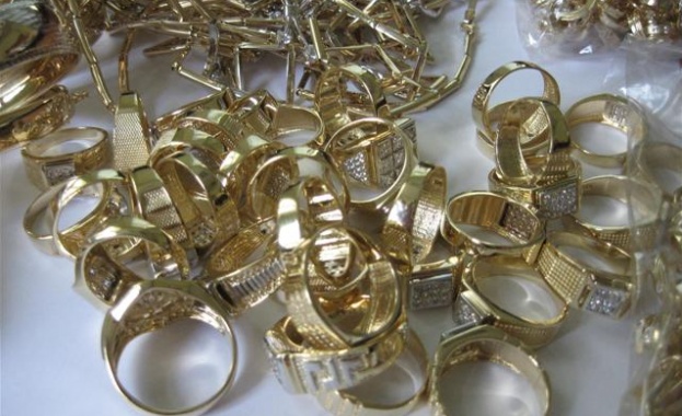 Иззеха близо 1.3 кг златни накити, укрити в лекарствени опаковки на Капитан Андреево 