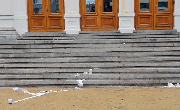 100 момчета с качулки се появиха пред НС 