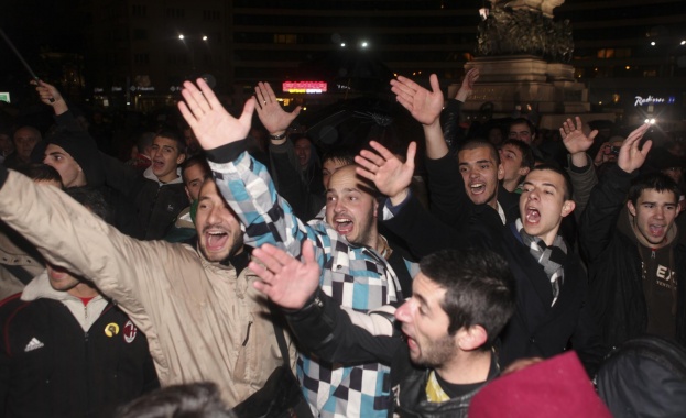 Студенти и граждани рамо до рамо пред парламента 