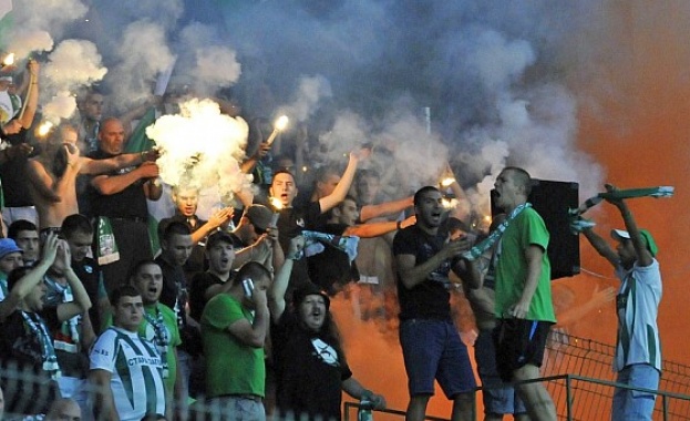 Фенове на Берое пратиха футболист на Лудогорец в болница  