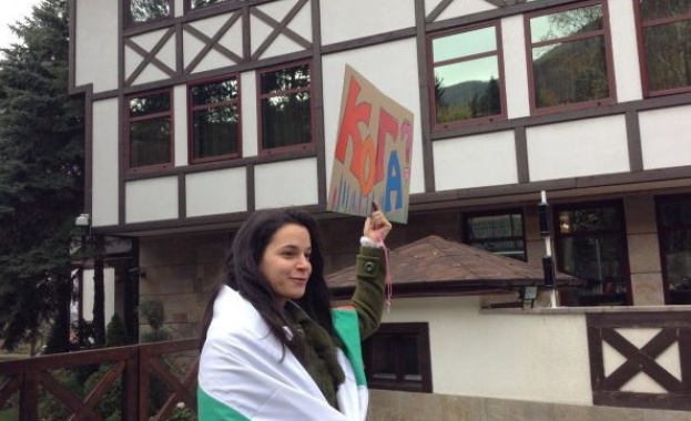 Младежи обсадиха сараите на Доган 