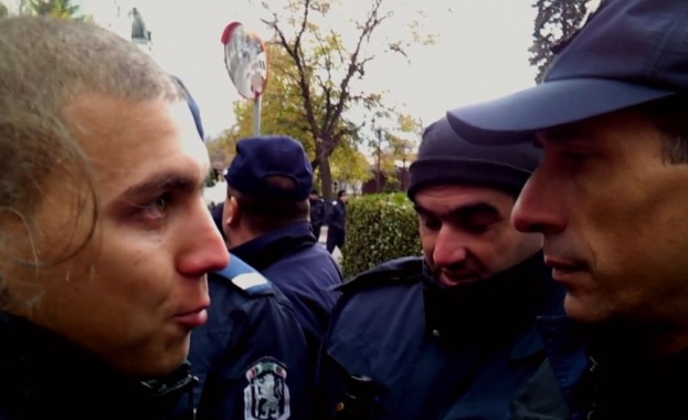 Студент от протеста към полицай: Сълзите … това съм аз