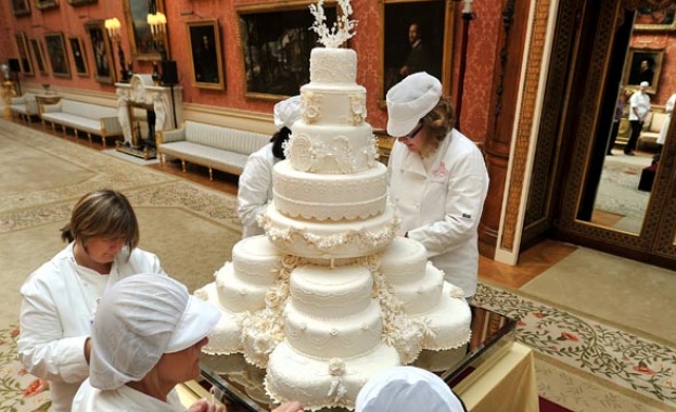 Продадоха на търг парче от сватбената торта на Уилям и Кейт 