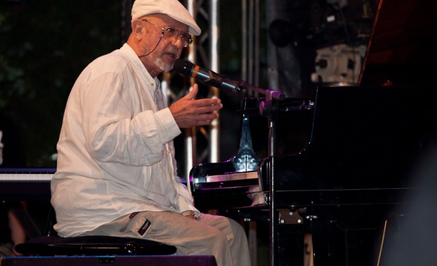 „Пътуване в два свята“ – новият проект на Милчо Левиев