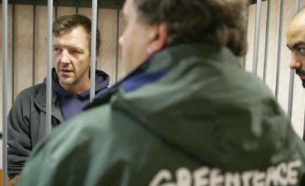 Капитанът на Arctic Sunrise излиза от ареста 