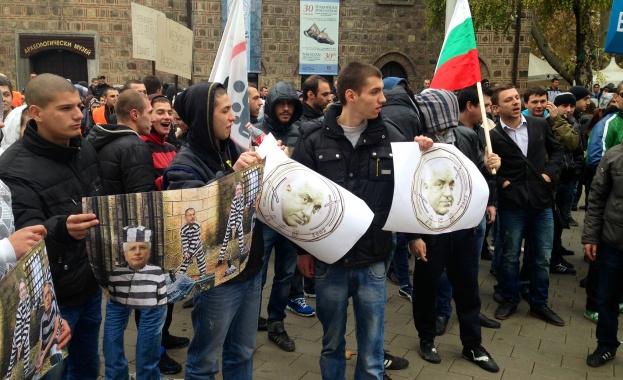 Хора на Бареков протестират пред президентството 