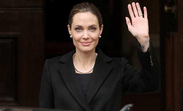 45 годишната Анджелина Джоли даде специално интервю за мартенския брой на