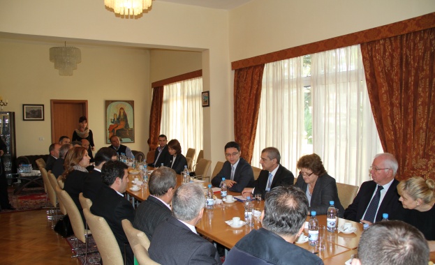 Вигенин се срещна с представители на българо-албанския бизнес в Тирана