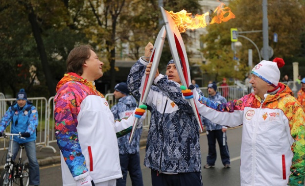 Факлоносец се запали с олимпийския огън 