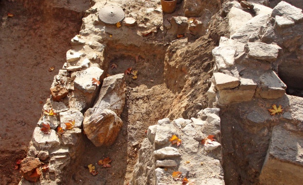 Откриха статуя на човешка фигура от III век при разкопки в Пловдив