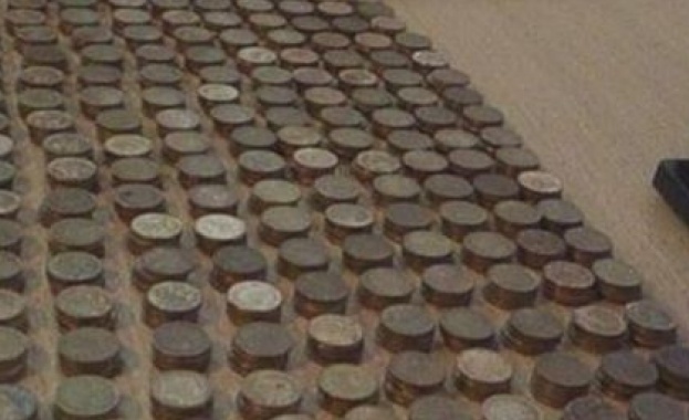 Недоволен клиент плаща сметка за ток с чувал монети 