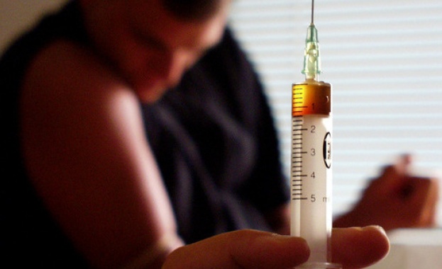 Гърци се самозаразяват с ХИВ заради европомощи 