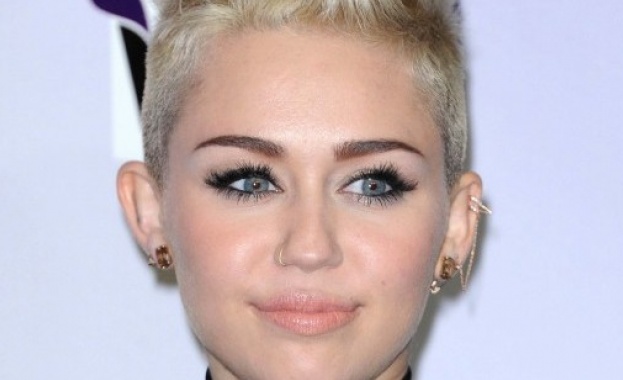 Майли отмени всичките си концерти до август