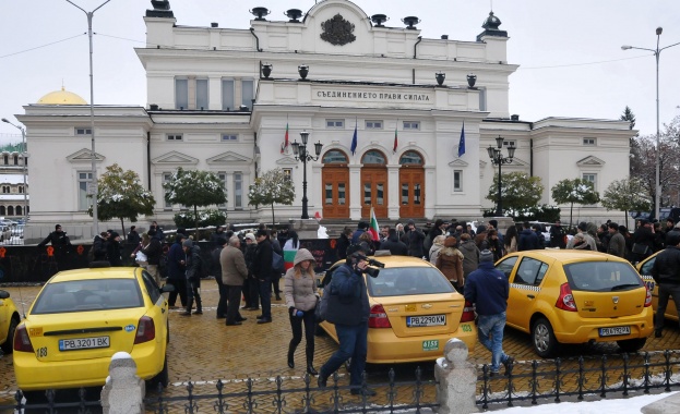 Пловдивски таксиджии протестираха пред парламента 