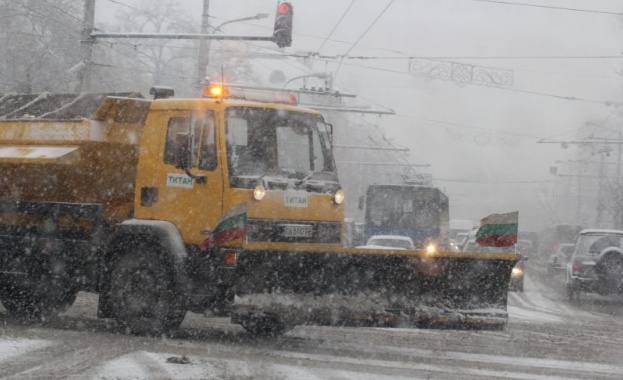 Преобърнат кран блокира движението на бул. "България"