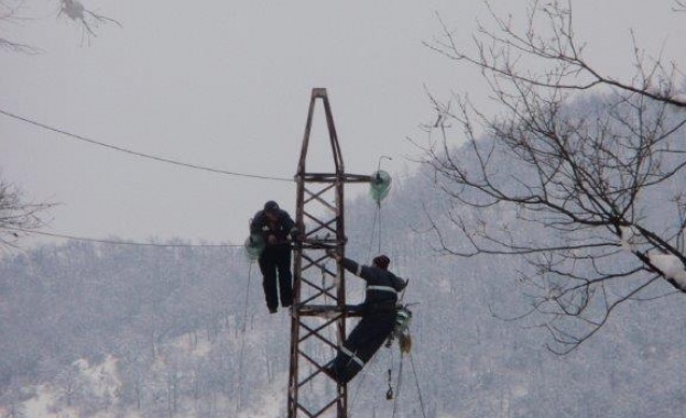Екипи на ЧЕЗ работят по отстраняване на щети след снеговалежа