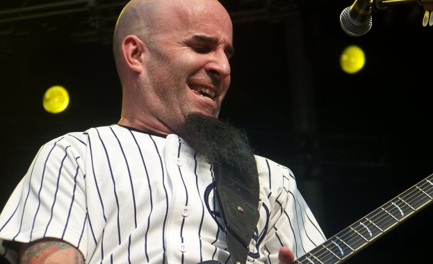 Скот Иън пише мемоари