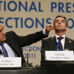 Плевню твърди, че Боко му бръкнал в окото. На снимката - пича му рови в ухото.