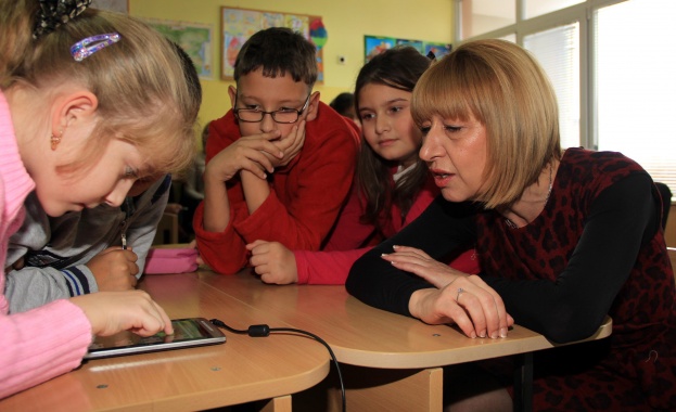 Министър Клисарова гостува на Коледното тържество на българското школо в Солун 