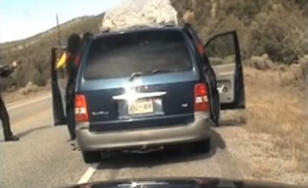 Полицаи в САЩ стрелят по кола с пет деца /видео/