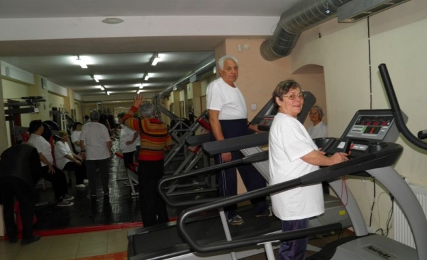 Здрав дух и здраво тяло - старци от Разлог тръгнаха на фитнес