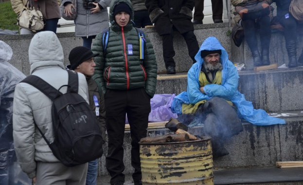 Хиляди обградиха сградата на правителството в Киев 