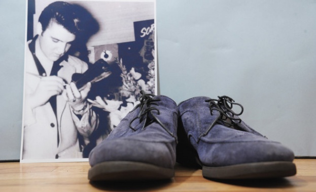 Продават на търг сините обувки, възпяти от Елвис 