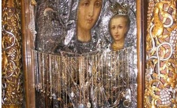 Запалена свещ пред Богородица в Асеновград прави чудеса