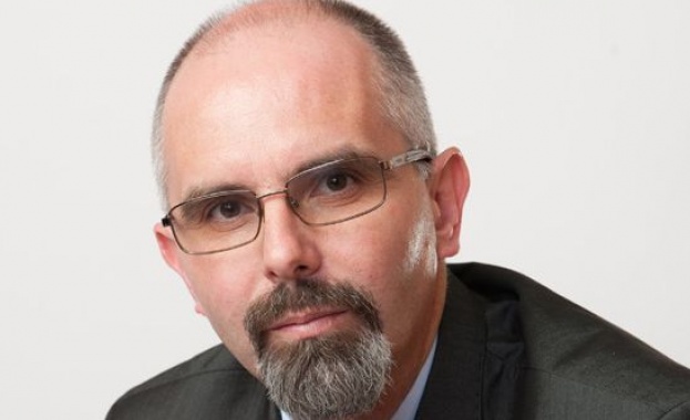 Моллов: Навежда ли се г-н Овчаров на ДПС и целува ли ръка на Ахмед Доган?