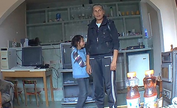 Daily mail: 77-годишнa крадла в България учи деца как да ти бръкнат в джоба /видео/