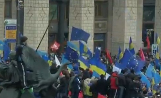 Демонстранти щурмуват администрацията на Янукович с булдозер 