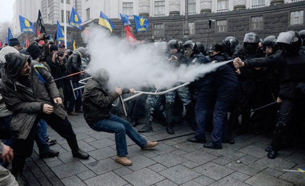 Трима полицаи в Киев натровени с неизвестен газ