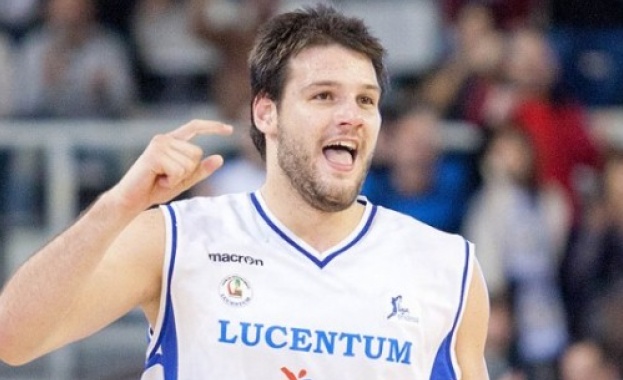 Калоян Иванов игра с надпис "Оставка" върху кецовете си 